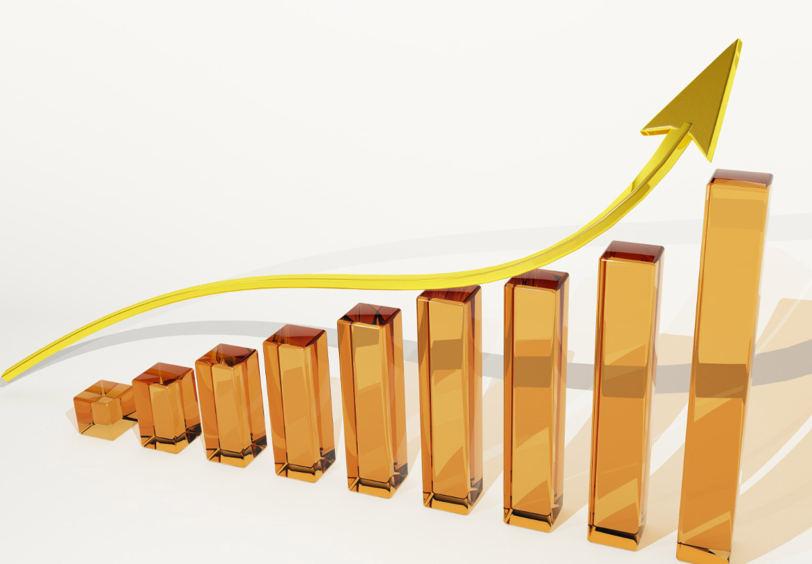 Gráfico de barras verticais em 3D mostram evolução com uma seta curva sobre as colunas apontando para cima