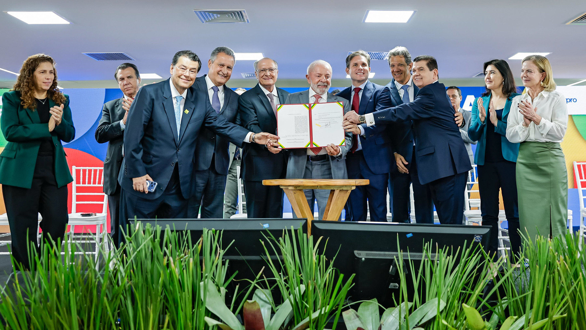 Presidente da República, Luiz Inácio Lula da Silva, e personalidades políticas, durante cerimônia de lançamento do Portal da Reforma Tributária.