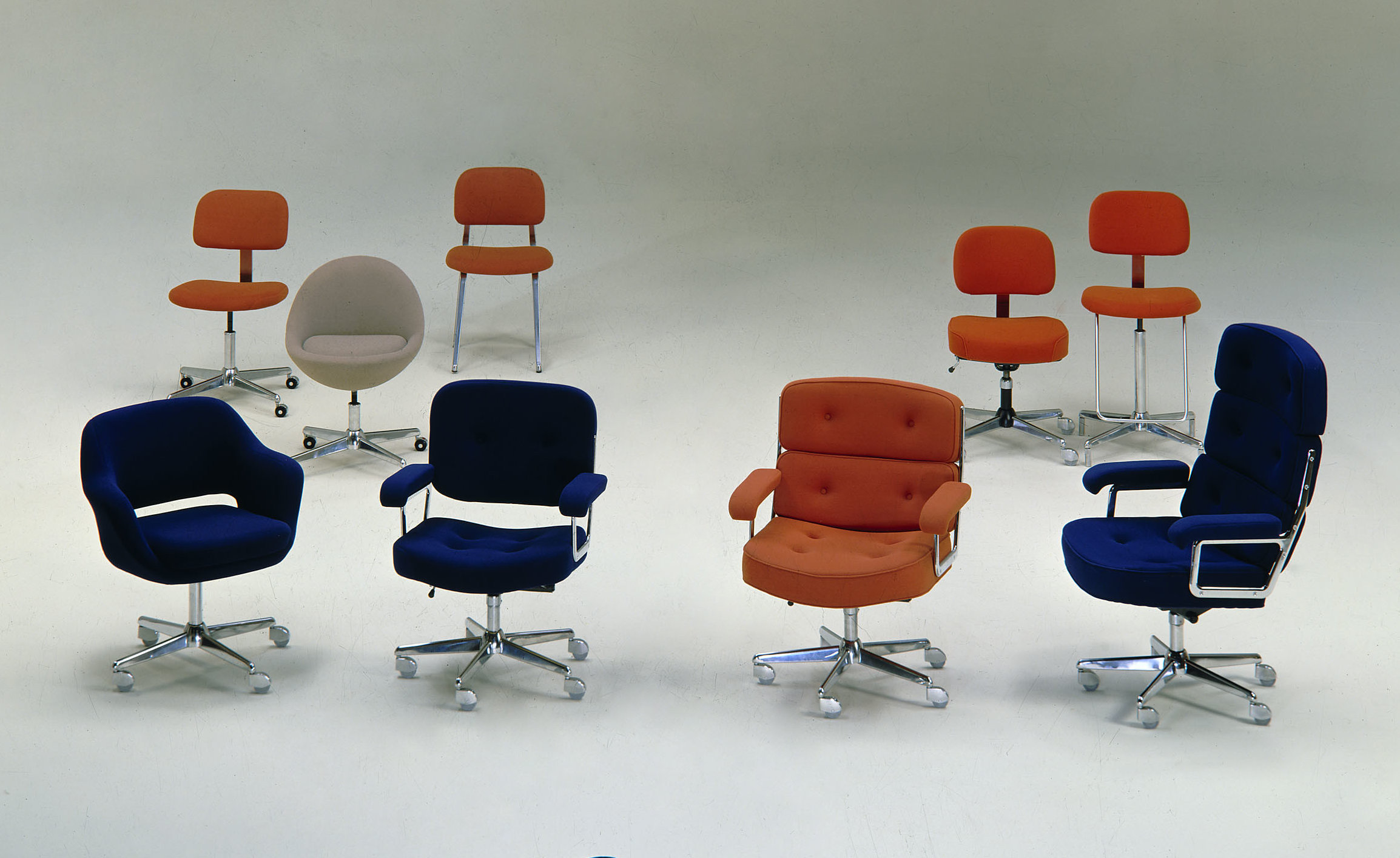 Grupo de diversas cadeiras de escritório